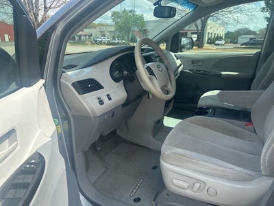 2014 Toyota Sienna LE 8 Passenger