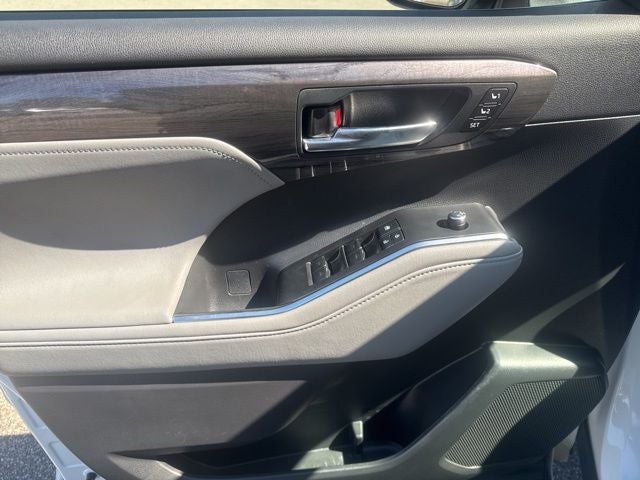 2021 Toyota Highlander Hybrid Platinum