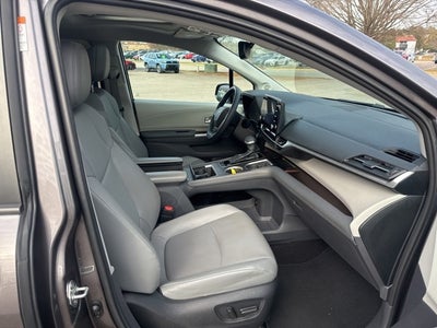 2022 Toyota Sienna XLE 8 Passenger