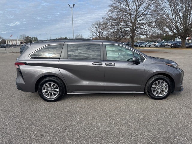 2022 Toyota Sienna XLE 8 Passenger