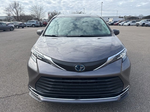 2022 Toyota Sienna XLE 8 Passenger