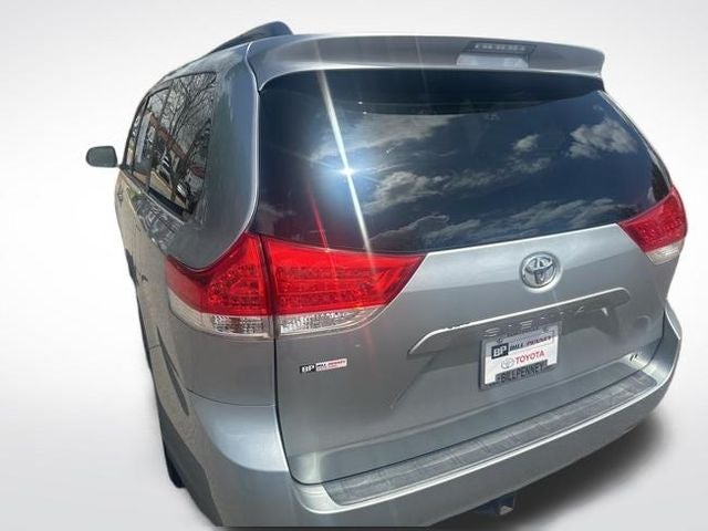 2014 Toyota Sienna LE 8 Passenger