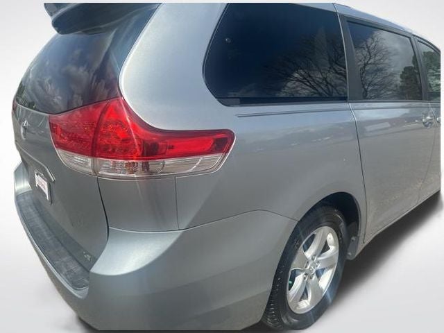 2014 Toyota Sienna LE 8 Passenger