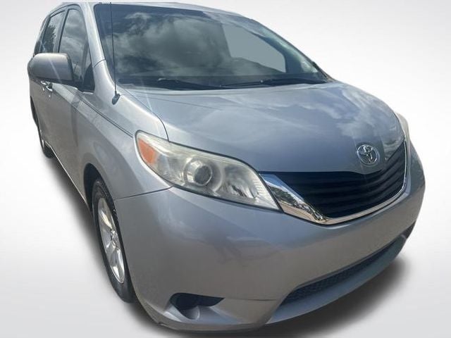 2014 Toyota Sienna LE 8 Passenger